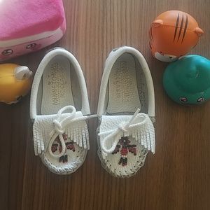 Minnetonka Kids moccasins 7 White beaded shoes